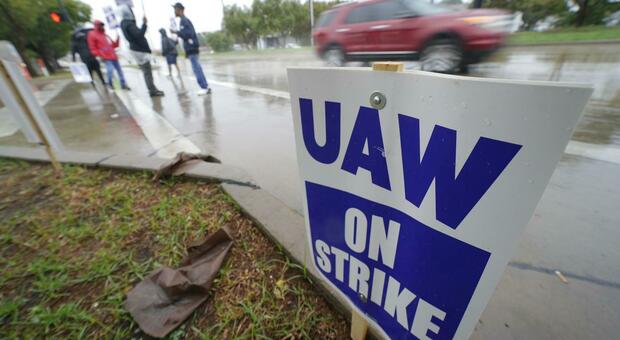  Usa, fine dello sciopero automotive: accordo anche tra GM e sindacato UAW, dopo quelli con Ford e Stellantis 