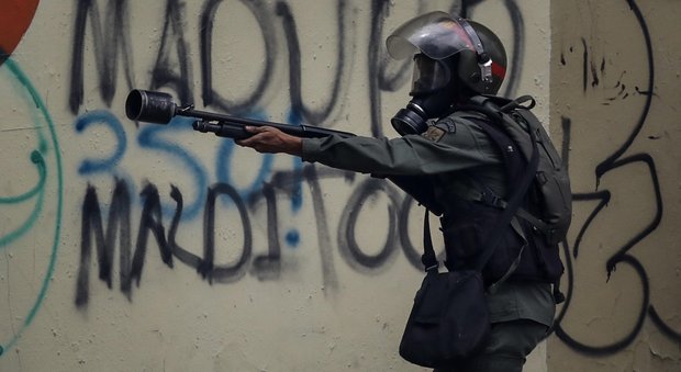 Venezuela, scontri tra manifestanti e polizia nel giorno dello sciopero: 4 morti e oltre 350 arresti