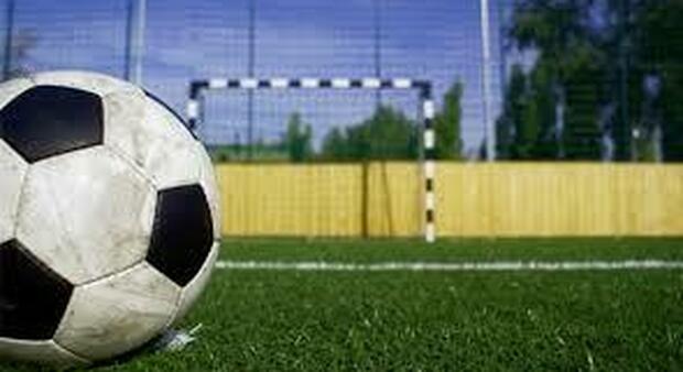 Covid, partite di calcetto nonostante il divieto: 21 giocatori multati, chiuso il campo nel Napoletano