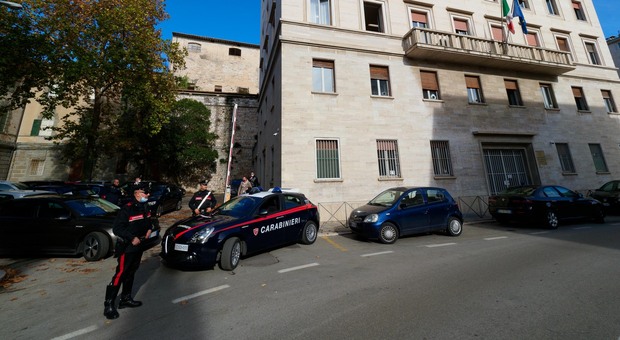 Perugia, arrestato per stalking a 75 anni per una lite di condominio: ha perseguitato la vicina per una pianta