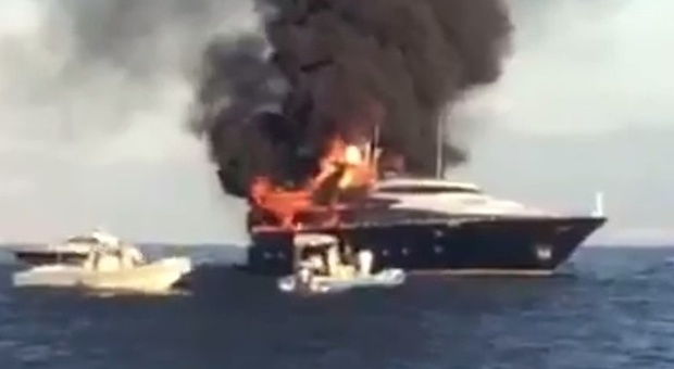 De Laurentiis, in fiamme lo yacht del patron del Napoli: "A bordo moglie, figlio e nipotini"