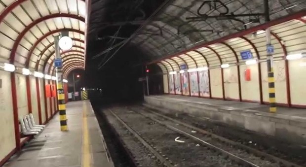 Treno Circum si ferma in galleria: passeggeri a piedi sui binari