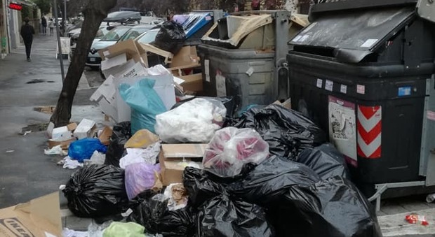 Roma, Prati diventa una discarica a cielo aperto: i rifiuti invadono i marciapiedi