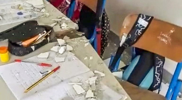 Napoli, cadono calcinacci nella scuola: aule vuote e genitori furiosi. «Non vogliamo che ci scappi il morto»