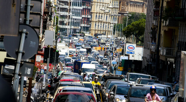 Traffico a Napoli, zero progetti e vigili infuriati: «Pronti allo sciopero»