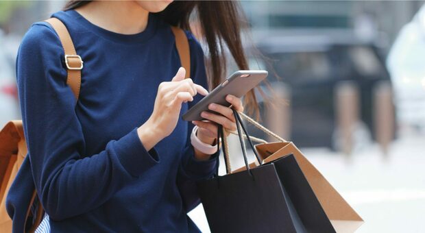Quasi il 50% degli italiani preferisce utilizzare lo smartphone per lo shopping online