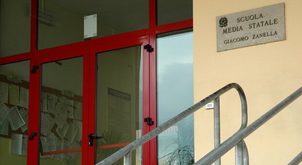 Cade una parte del solaio del corridoio della scuola media Zanella di Col San Martino: chiusa fino a lunedì