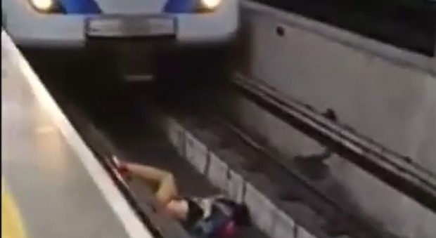 Sviene e cade sui binari della metro, il macchinista riesce a salvarlo all'ultimo istante