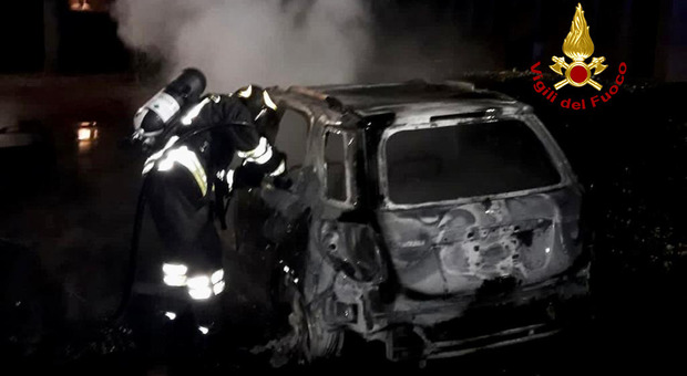 San Martino di Lupari, auto a fuoco: vettura distrutta ma nessun ferito
