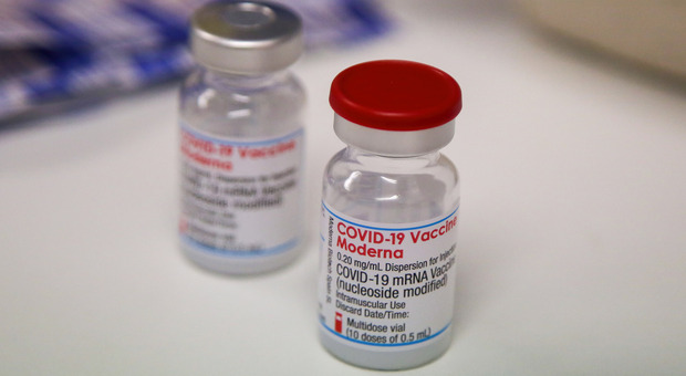 Covid, Moderna: «Con la terza dose di vaccino protetti 37 volte in più contro Omicron»