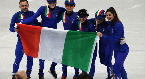 Olimpiadi Pechino, short track: Italia d'argento con la staffetta mista. Fontana record con la nona medaglia ai Giochi
