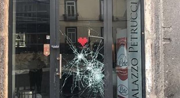 Napoli, raid vandalico contro le vetrine della pizzeria Petrucci