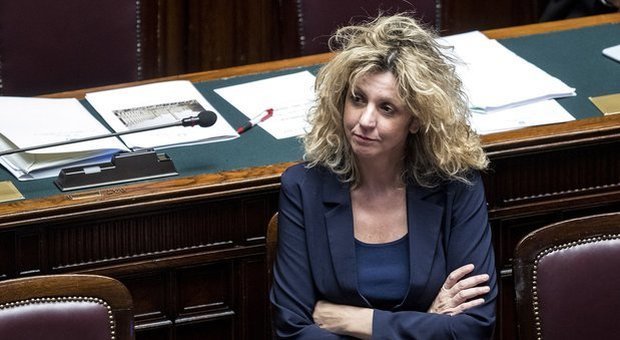 Il ministro Lezzi spegne le polemiche: «Il piano per Bagnoli non cambia, i fondi ci saranno»