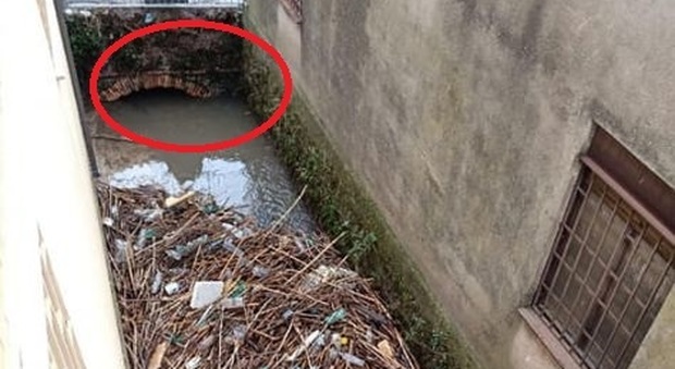 Roma, i rifiuti ostruiscono il canale: esonda il fosso a Morena