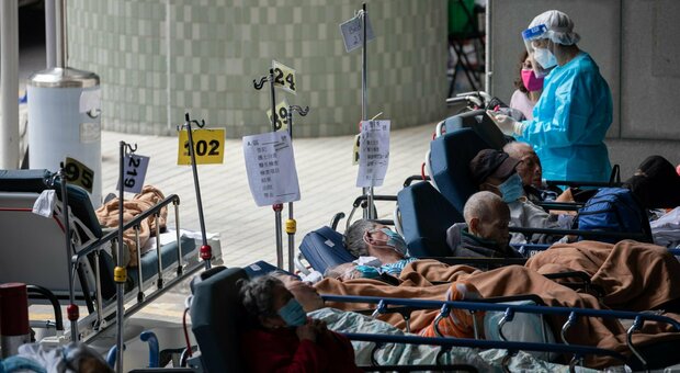 Covid, allarme a Hong Kong: gli ospedali traboccano, record di morti e obitori al collasso