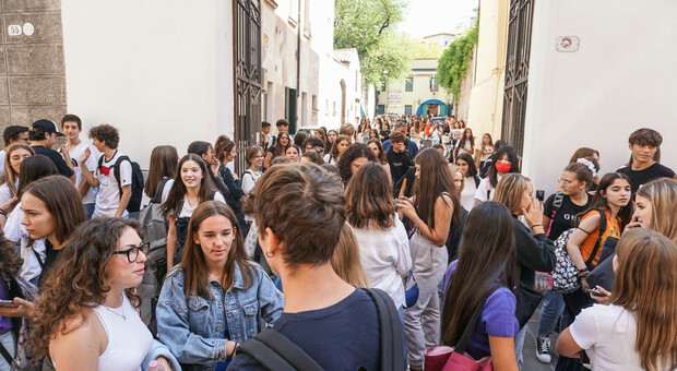 Rientro a scuola, studenti fuori dal Duca d'Aosta