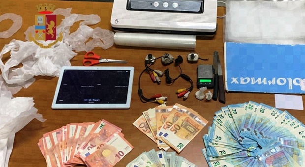 Quartieri Spagnoli, arrestati un uomo e una donna con 4,5 grammi di cocaina e più di duemila euro