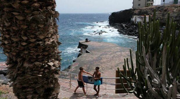 Turista italiana morta a Tenerife, Rosy travolta da un'onda anomala mentre passeggiava con il compagno