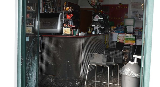 Ascoli, vandali incendiano un bar nella zona industriale di Castagneti
