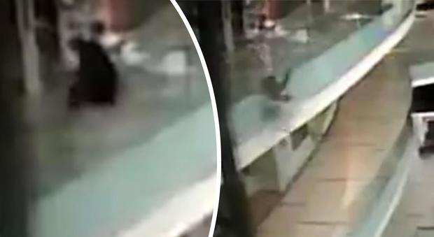 Suicidio al centro commerciale: si siede sul parapetto e si lancia dal terzo piano