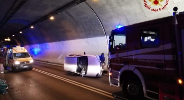 Auto cappotta all’interno del traforo dello Zovo: due feriti e tunnel chiuso