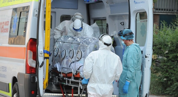 Un malato di Coronavirus portato via con una barella di bio-contenimento