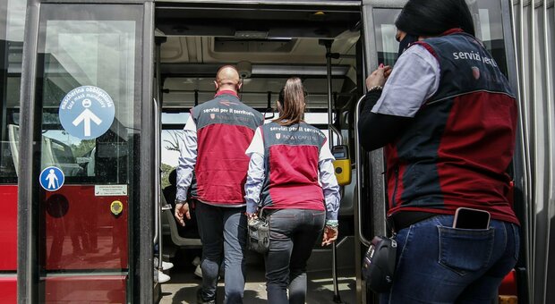 Sul bus Atac senza mascherina, albanese 38enne molesta i passeggeri: arrestato per violenza