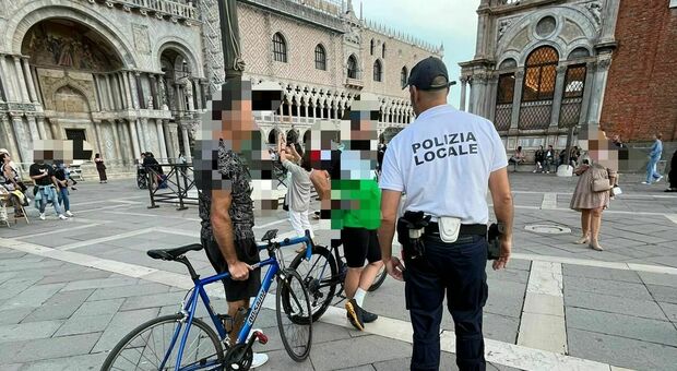 Beccati in bici in piazza San Marco: scatta la multa da 200 euro
