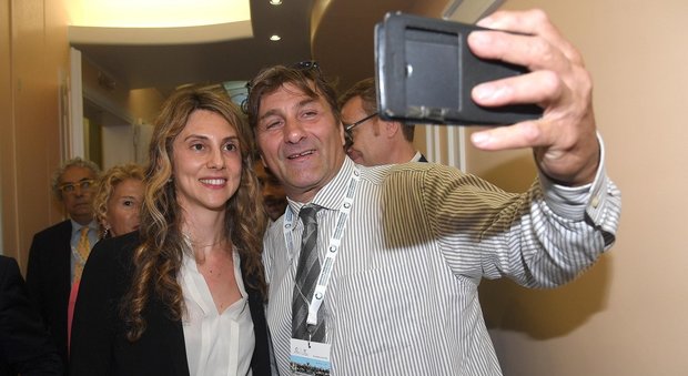 Il ministro Marianna Madia mentre fa un selfie