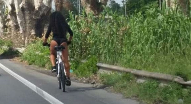 A Roma la prostituta sulla Salaria va in bicicletta, ma c'è poco da ridere