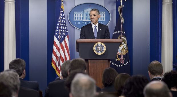 Obama, malore durante la conferenza stampa: lui ferma tutto e chiama il medico