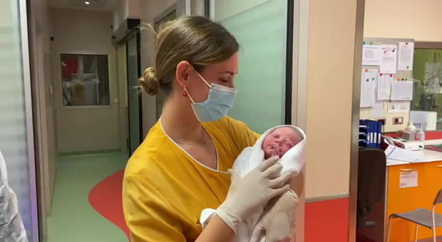 A Roma la prima bambina nata nel 2021: si chiama Aurora, venuta al mondo alle 00.01
