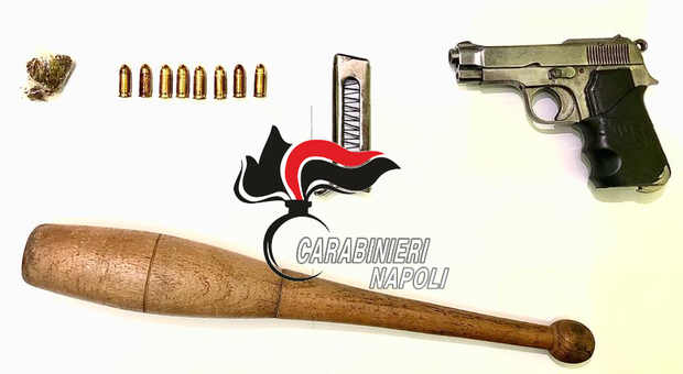 Napoli, incensurato arrestato a Piscinola: in auto una pistola carica e una mazza da baseball