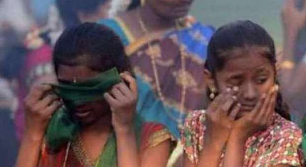 India choc, bimba di 7 anni stuprata e sgozzata durante una festa di nozze