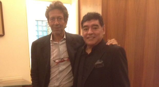 Lo storico camiciaio Merolla dona una sua creazione a Maradona