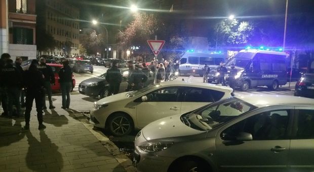 Blindati di polizia e carabinieri in via Amulio