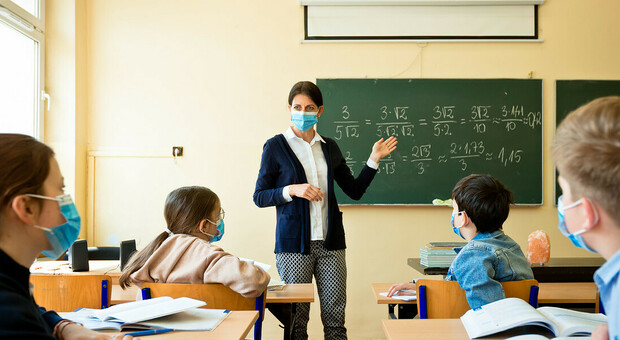 Scuola, a settembre in aula anche senza distanziamento: obbligo di mascherina per tutti gli studenti