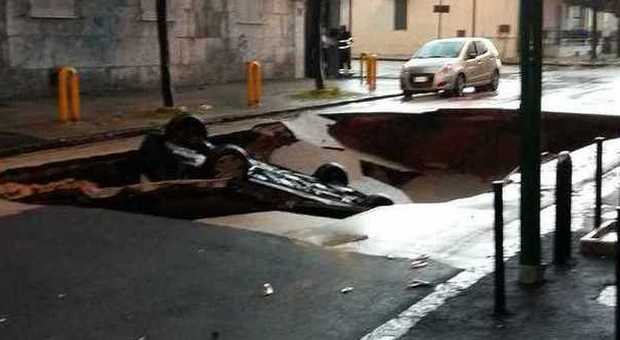 Maltempo in provincia di Napoli Auto sprofonda in una voragine