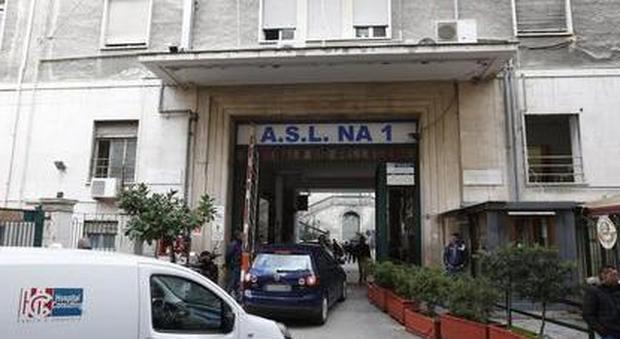 Napoli, crolla solaio in sala operatoria «Al lavoro per non bloccare i ricoveri»