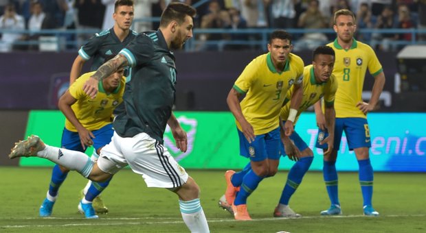 L'Argentina supera il Brasile con un rigore di Messi