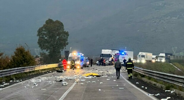 Latina, incidente sulla Monti Lepini, tir contro camion: due morti