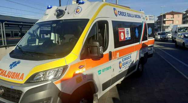 Ancona, tamponato da un'auto a bordo del proprio scooter: un 72enne finisce all'ospedale