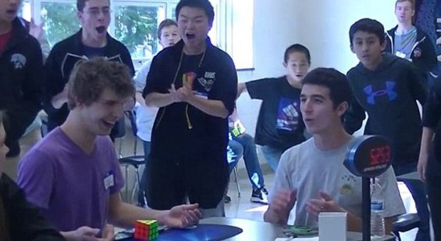 Completa il Cubo di Rubik in 5,25 secondi e batte il record mondiale: ecco il video dell'impresa