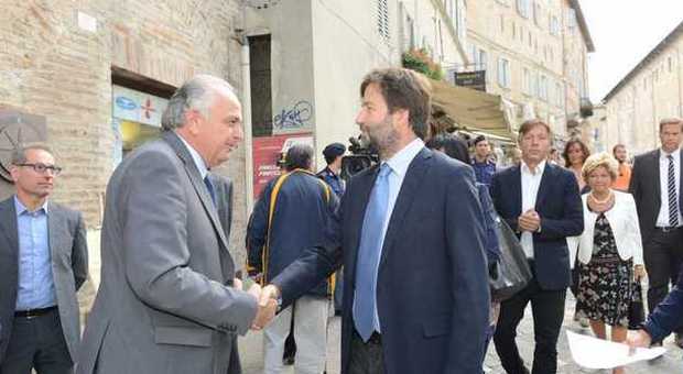 Stretta di mano tra il ministro Franceschini e il sindaco Gambini
