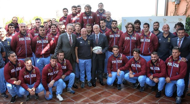 Rugby, le Fiamme Oro con il capo della Polizia, Franco Gabrielli