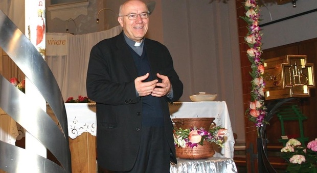 Don Aldo Pieroni sull'altare della chiesa
