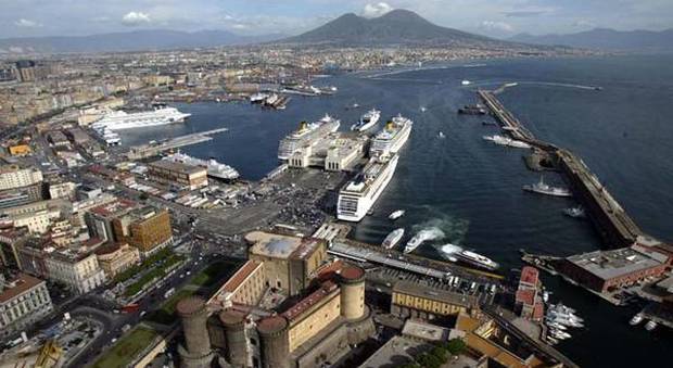 Una visione aerea del porto di Napoli