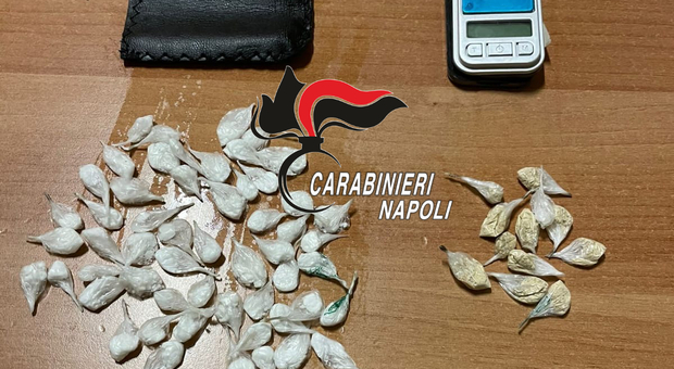 Spaccio di droga nei vicoli di Napoli: pusher arrestato mentre gettava cocaina nel water