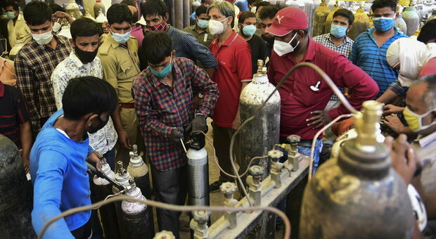India, record mondiale di contagiati in un giorno: 315 mila casi, il governo requisisce l'ossigeno alle industrie