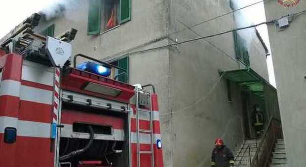 Incendio in camera da letto, paura in una casa: evacuate due persone